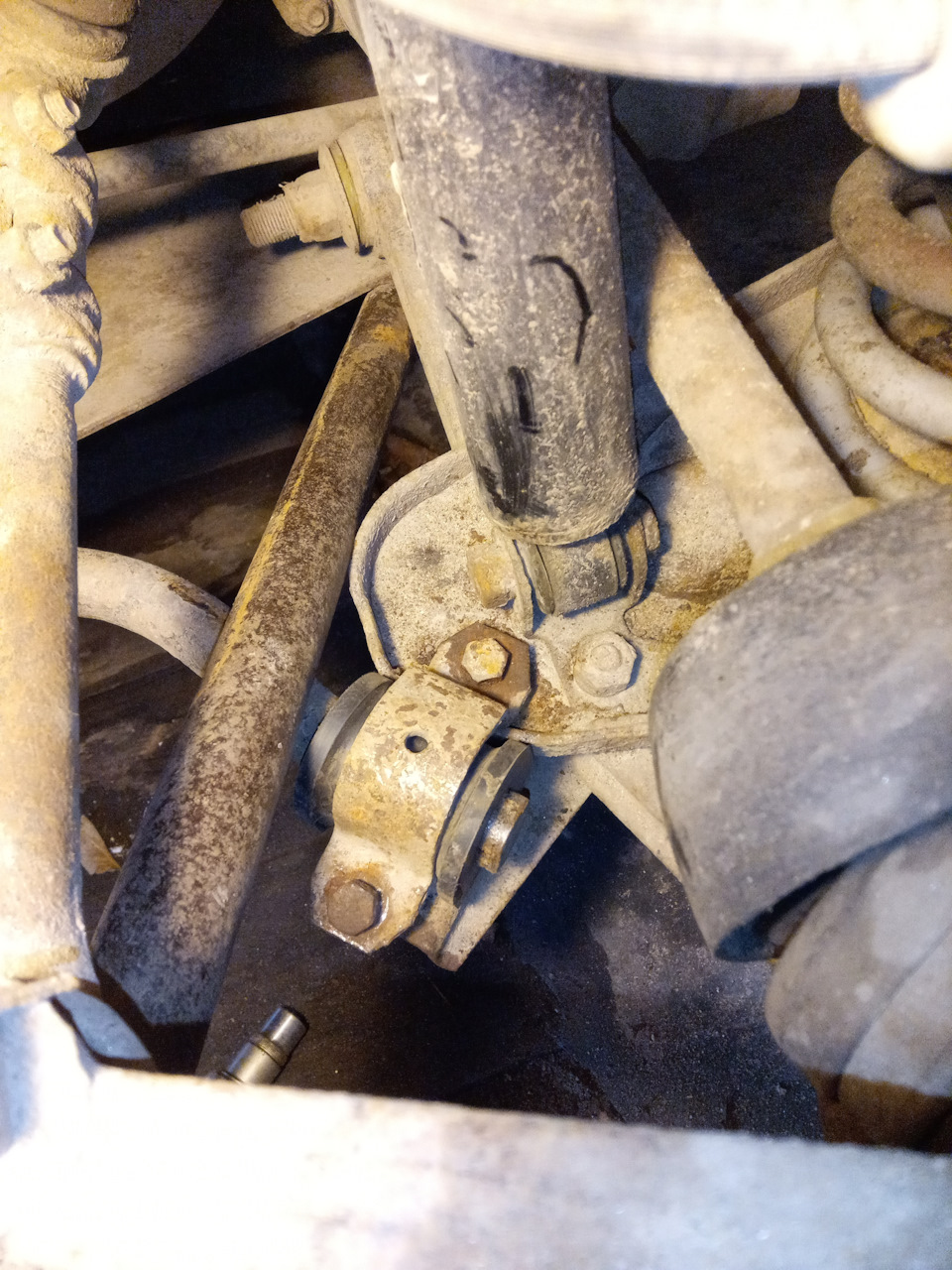 Замена резиновых втулок стабилизатора — Chevrolet Niva, 1,7 л, 2005 ...