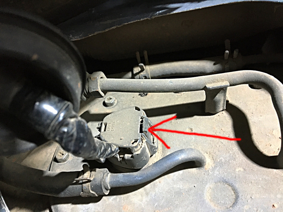 После чего отстёгиваем фишку, давим на фиксатор и по направлению вверх снимаем фишку. — Toyota Vista (40)