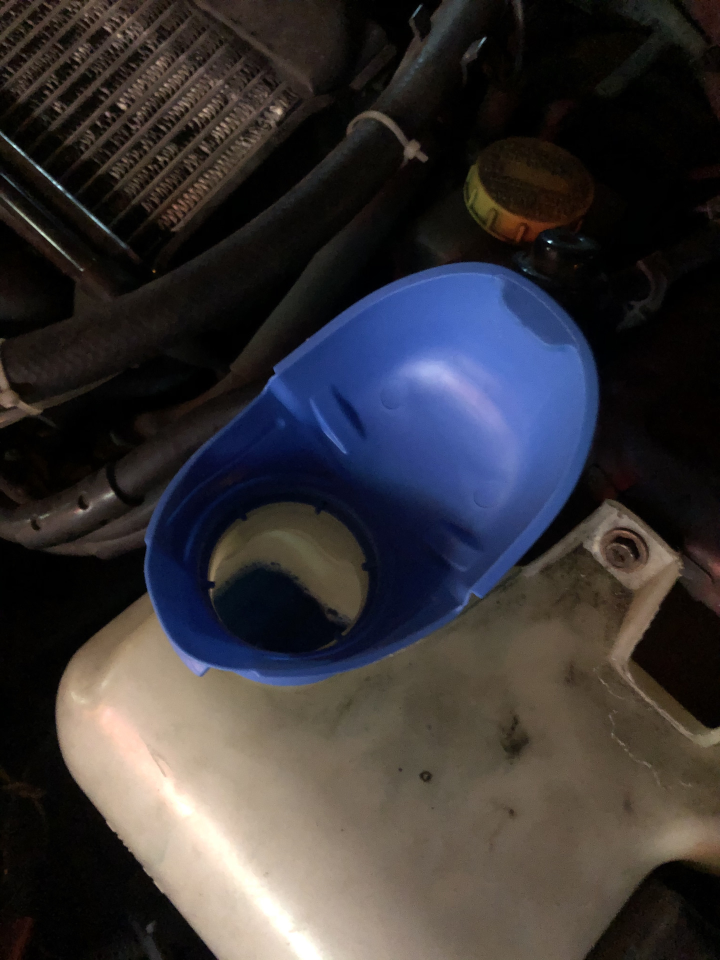 Крышка бочка омывателя от ваг — Subaru Forester (SG), 2,5 л, 2003 года ...
