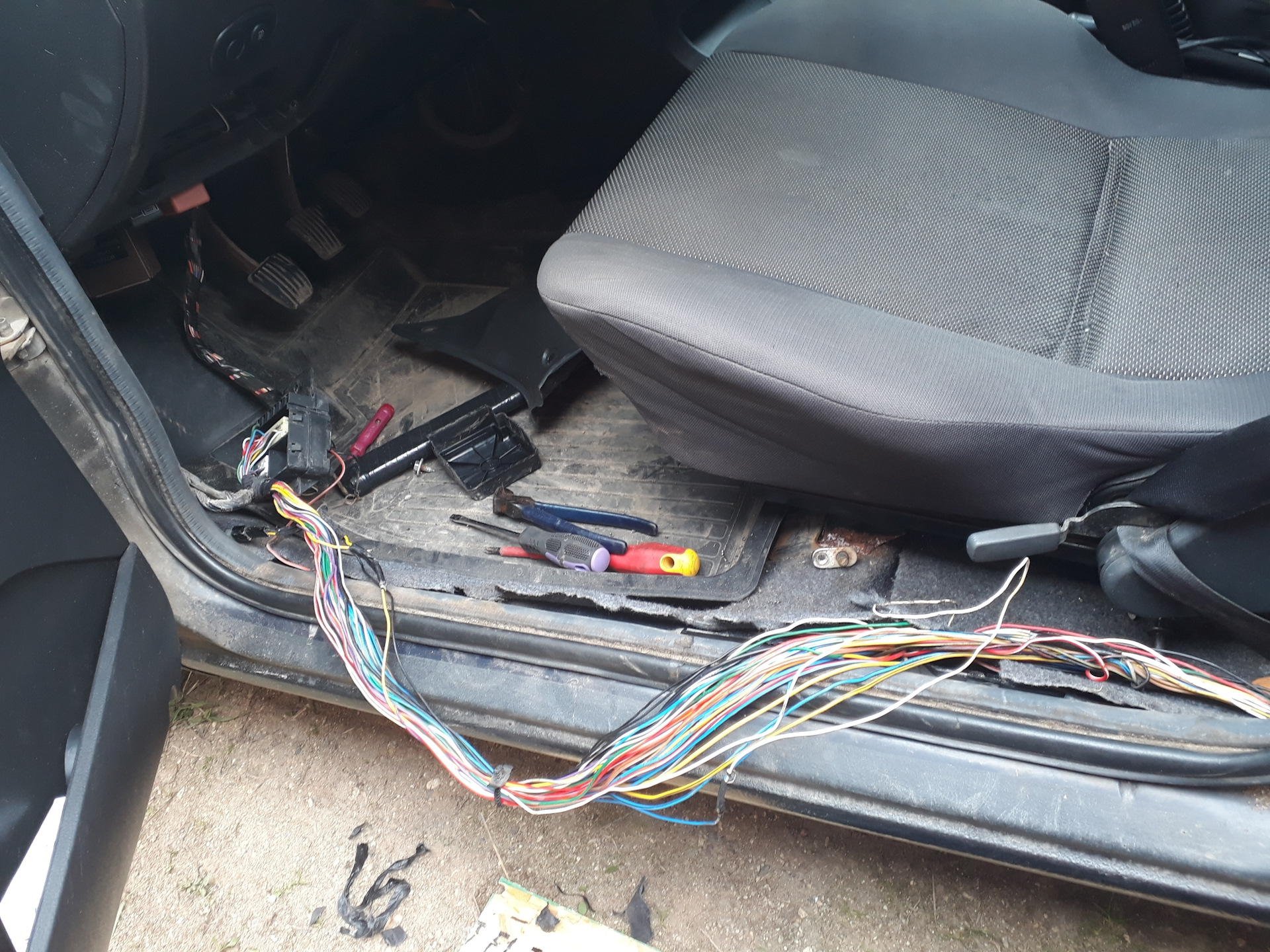 под водительским сиденьем. датчик под сиденьем водителя f15. под водительским сиденьем. распил под водительским сидением. ховер н3 разъем абс водительское сидение.