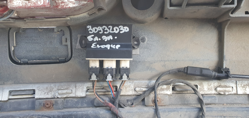 блок на месте — Audi Q5 (1G). Запчасти на фото: 30932030