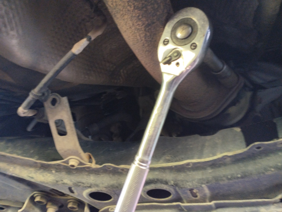 Замена колец глушителя. — Toyota Corolla (140/150), 1,4 л, 2008 года ...