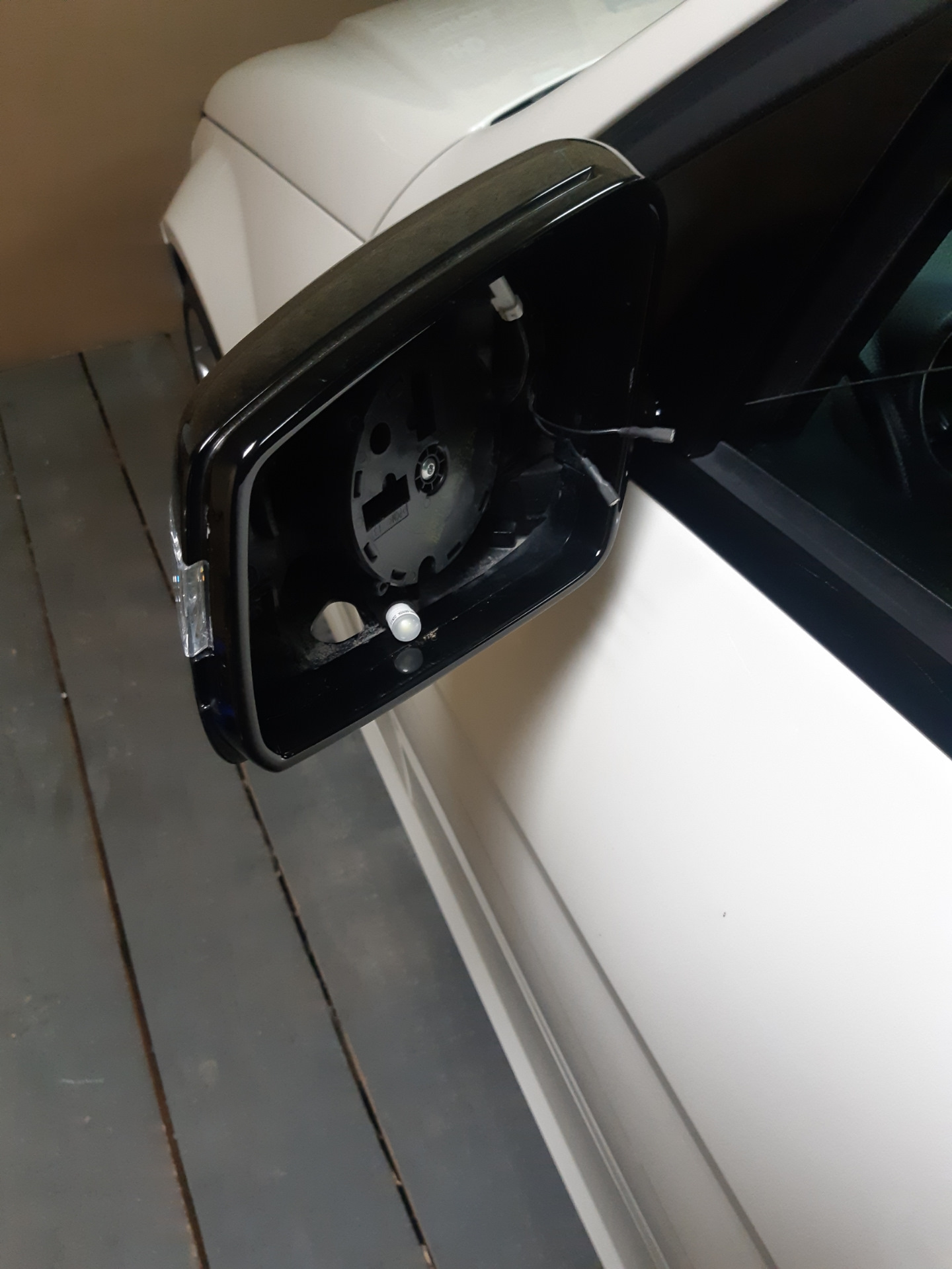 Замена лампочек в боковых зеркалах — Mercedes-Benz C-class (W204), 3 л ...