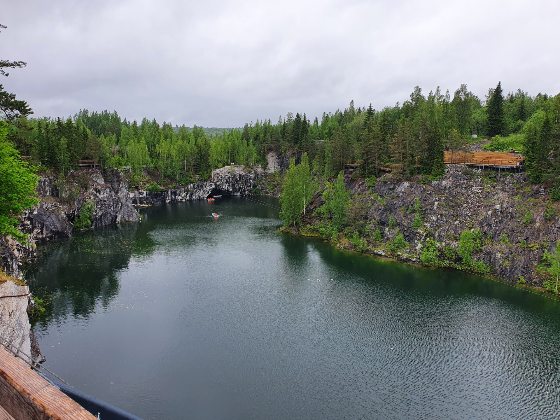 Мраморное озеро рускеала. Мрамор карьер рускеала. Карелия карьер рускеала. Мраморный карьер в карелии рускеала. Горный карьер рускеала.