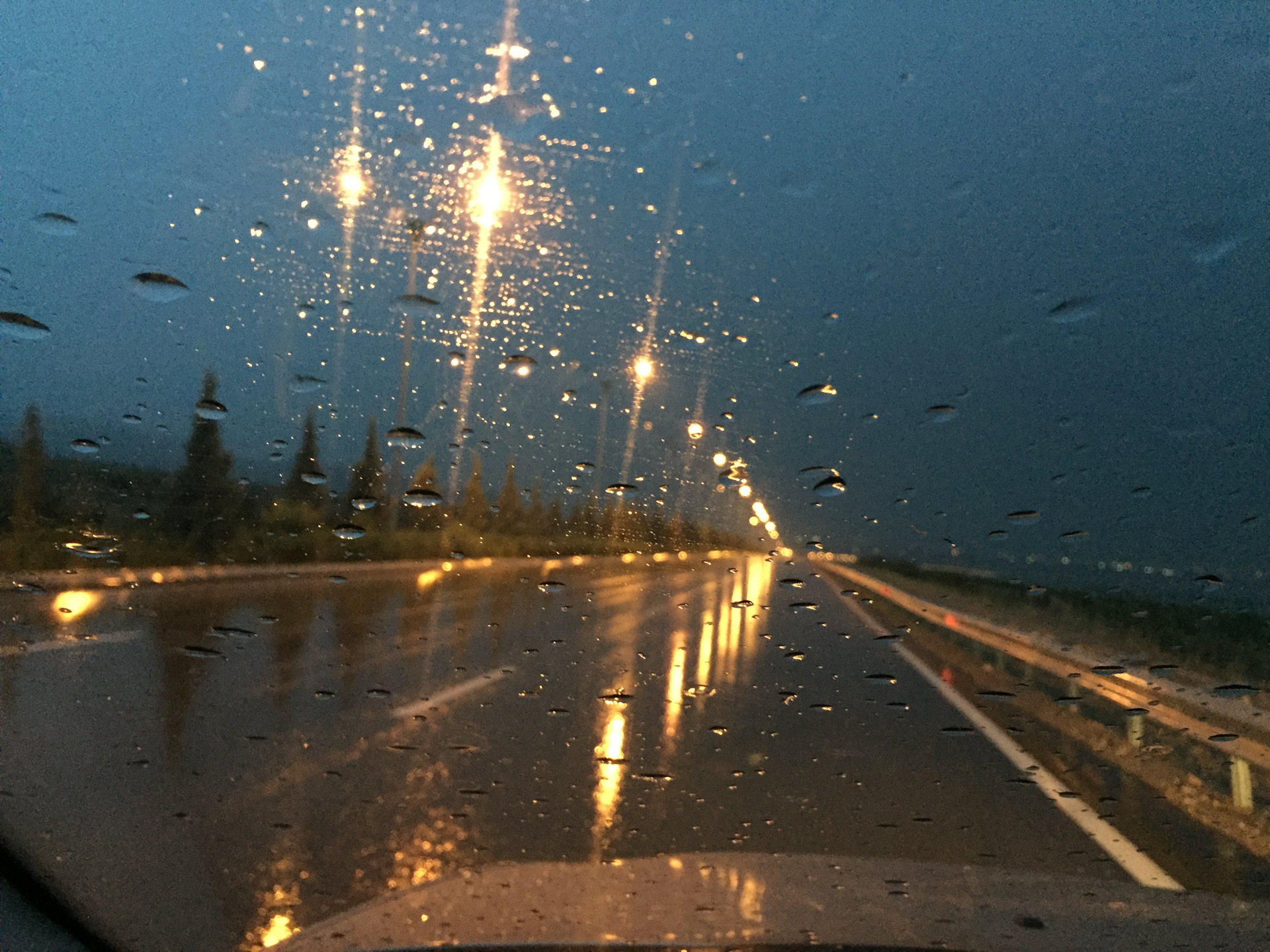 Автомобиль ночью на дороге. Дорога ночь дождь. Дождь из окна машины. Ночная трасса дождь. Ночь машина дорога дождь.