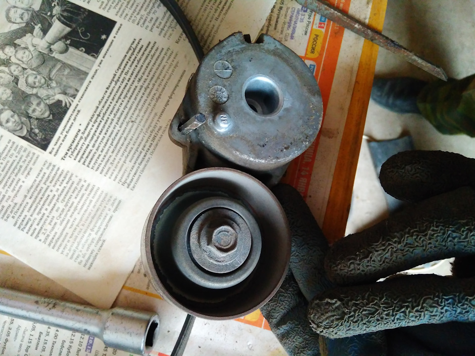 Замена подшипников ролика натяжителя ремня генератора в Nissan Qashqai J10 Nis