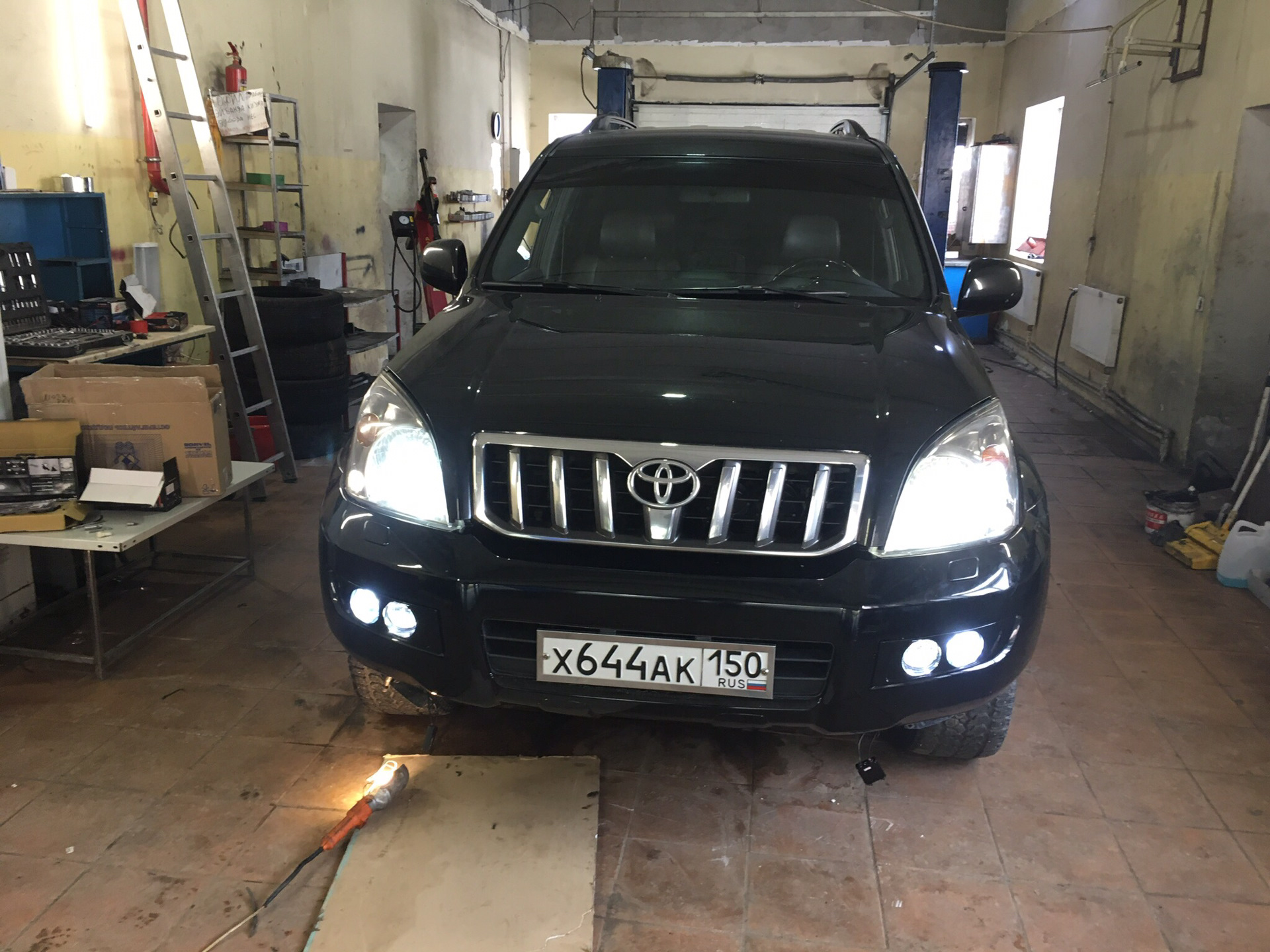 Свет фар прадо 120. Ходовые огни Прадо Prado 120. Toyota Land Cruiser Prado 120 ходовые огни. Land Cruiser Prado 120 противотуманки. Ленд Крузер 120 туманки.