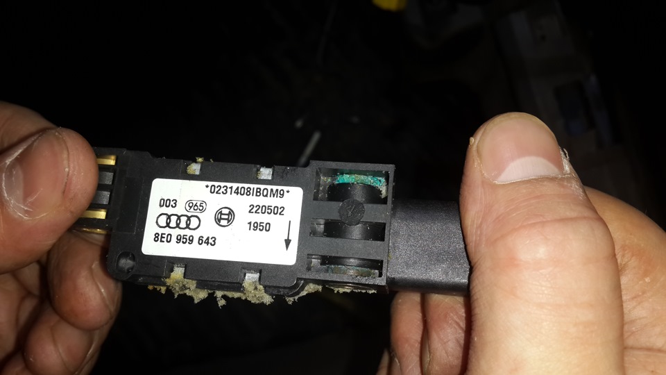 Photo from the logbook Audi A4 (B6). Found on photo: 8E0959643