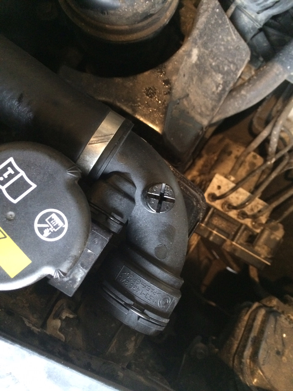 21.02.17 замена верхнего патрубка радиатора — BMW X5 (E53), 3 л, 2005 ...