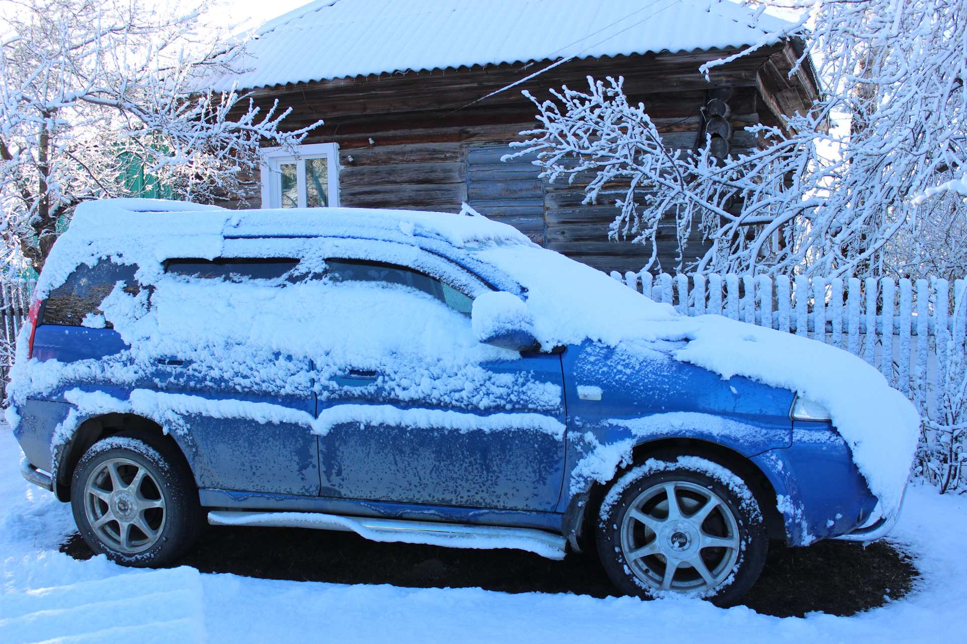 Honda HR-V зимой на снег.