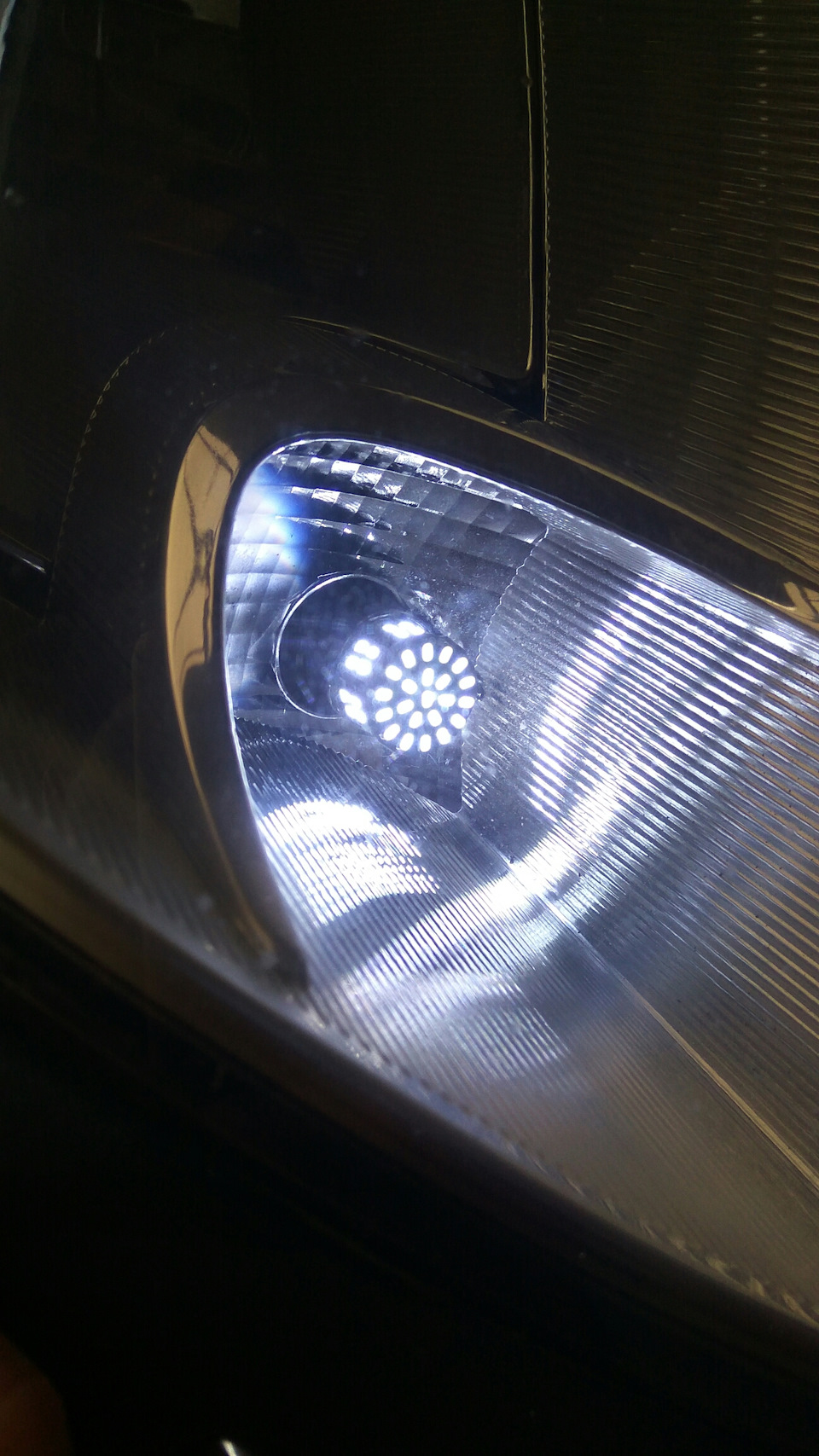 Тоже старая лампа, а тут все целые и светят — Lada Granta