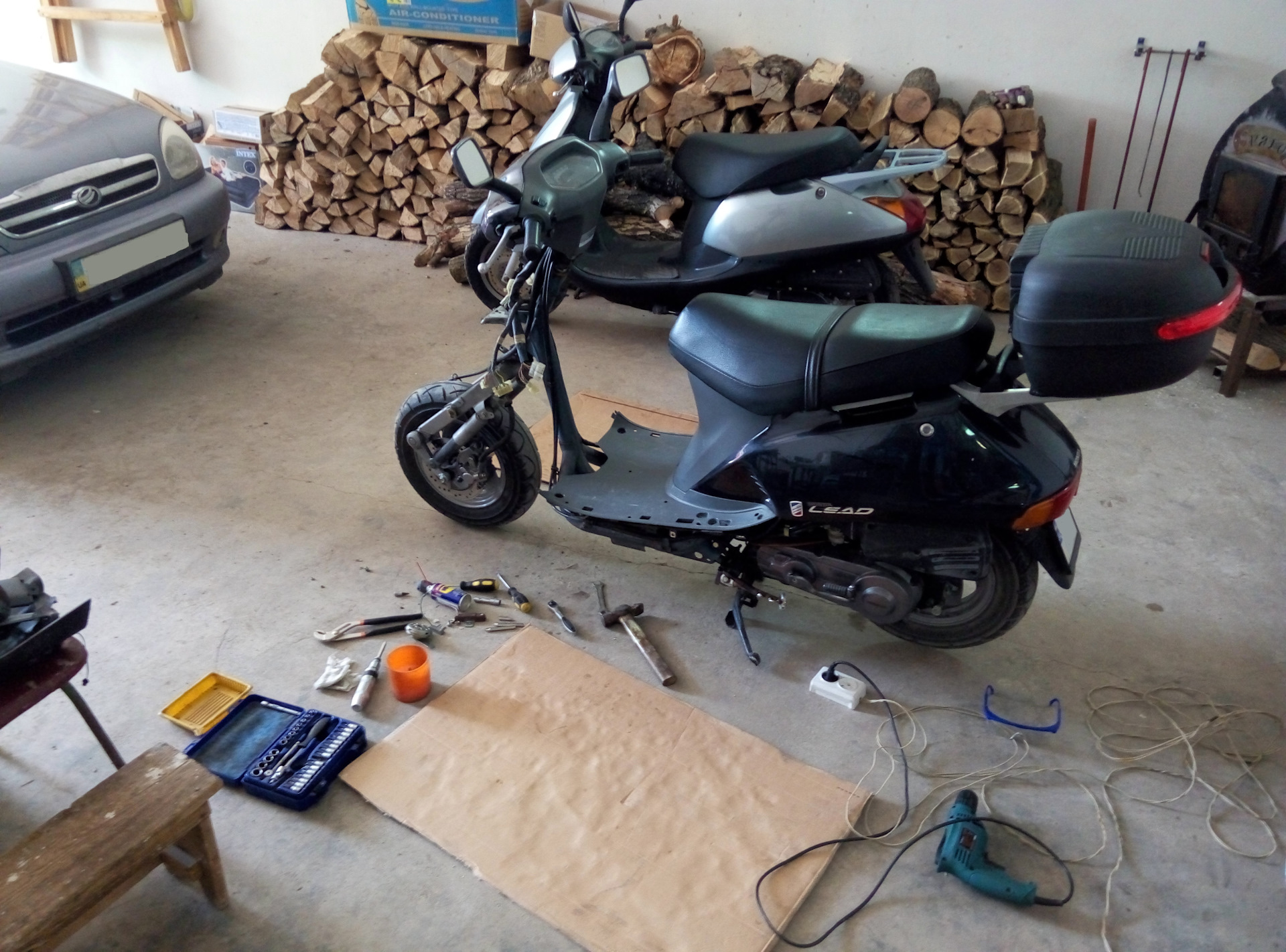 разобранный скутер. разбор скутера в гараже. скутер в разборе. разбор скутеров. моторазбор москва.