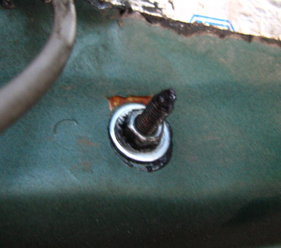 Внутри багажника закручиваем на 4 болта усилитель + по бокам прикручиваем края бампера к крыльям — Mitsubishi Colt V