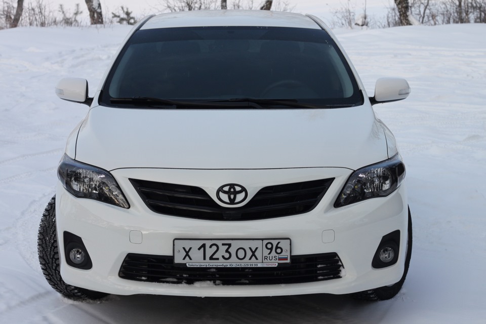 Королла зимой. Антихром Тойота Королла 150. Toyota Corolla 150 зимой. Белая Тойота Королла антихром. Corolla 150 антихром.