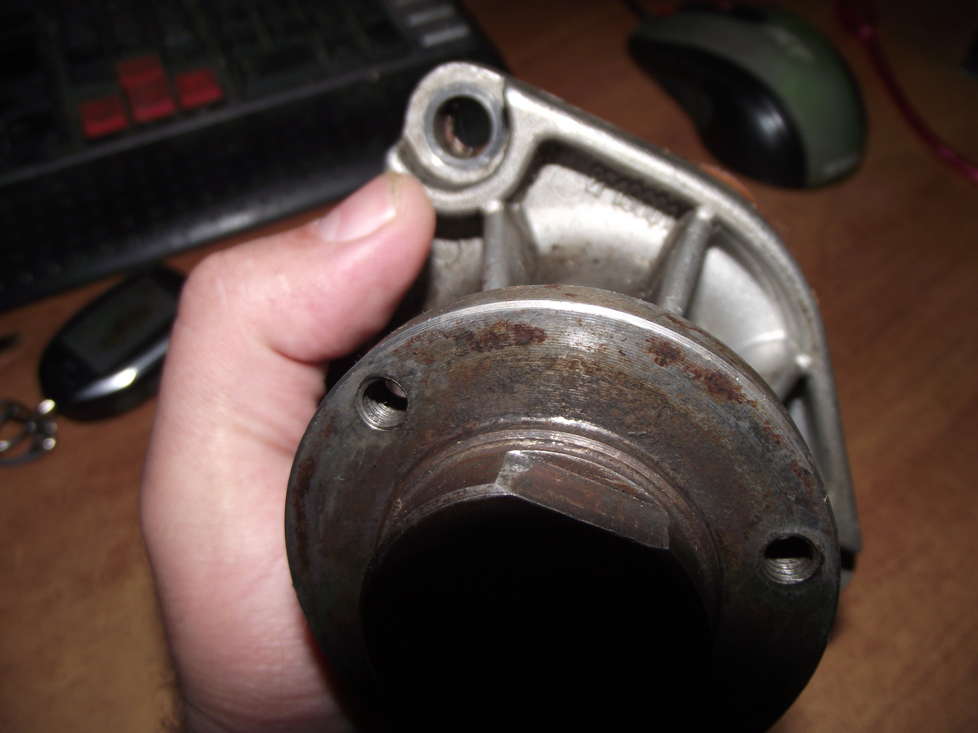 Хендай санта фе 2005 помпа. Помпа ауди а6 с5 2. Шкив помпы зил 157. Замена помпы опель z18xe. Потекла помпа опель астра h 1.