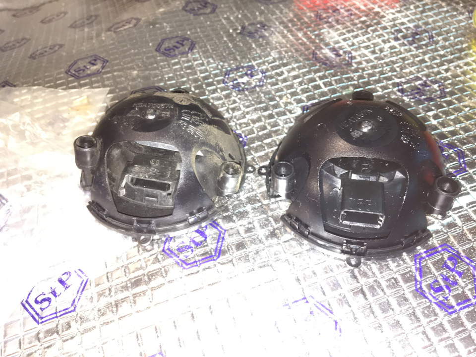 Справа новый, с разъёмом на 8 контактов, слева старый — 3 контакта. — Volkswagen Passat Alltrack (B7)