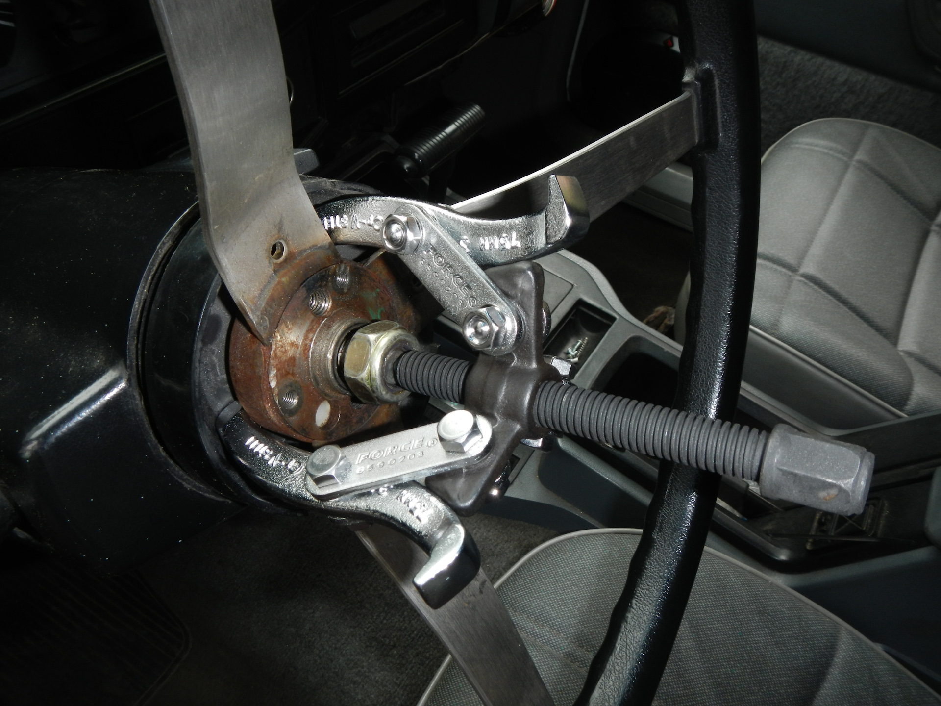 Руль не возвращается в исходное положение. Положение руля. Крайнее положение руля. Почему руль возвращается в исходное положение после поворота. Правильное расположение руля.