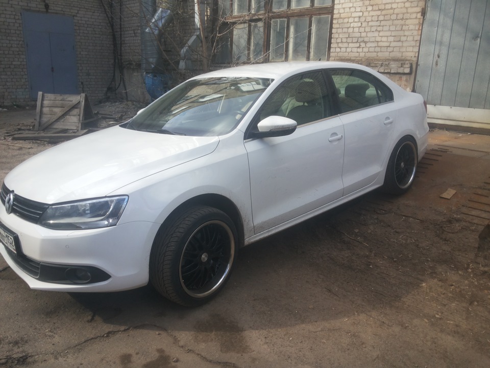 Белый Volkswagen Jetta 6 на литье r16