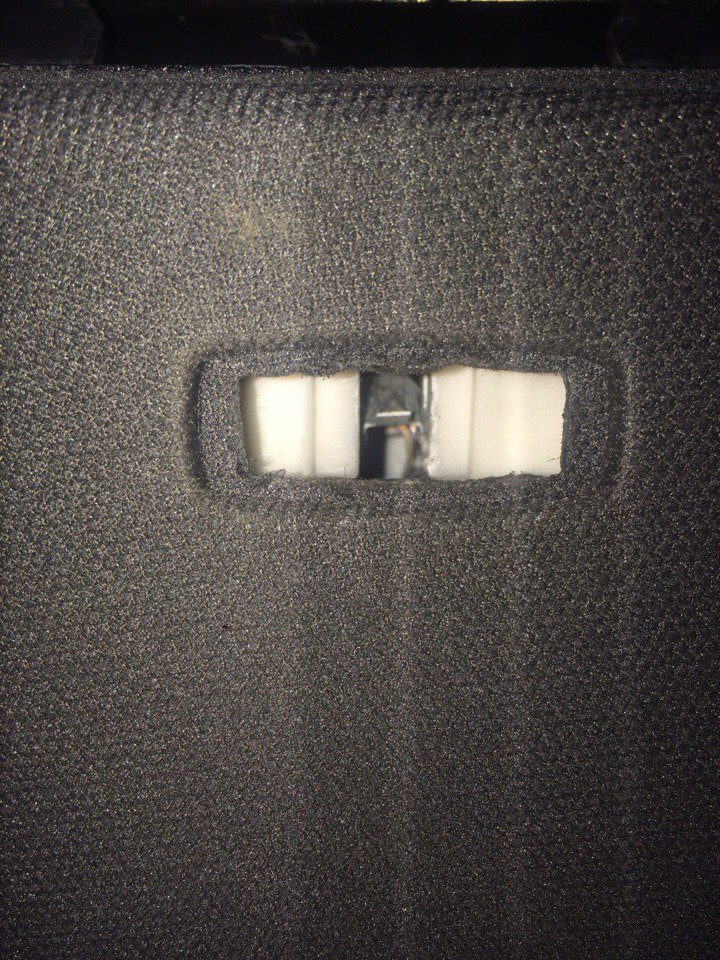 Ремни безопасности плохо возвращаются что делать. 5a7dbdes 960. Ремни безопасности плохо возвращаются что делать фото. Ремни безопасности плохо возвращаются что делать-5a7dbdes 960. картинка Ремни безопасности плохо возвращаются что делать. картинка 5a7dbdes 960. Ремень безопасности с пассажирской стороны стал еще хуже возвращаться обратно после использования. Когда пассажир спереди выходит и отстёгивает ремень, то он потом еще какое то время болтается и вяло — вяло возвращается назад. И проблема тут совсем не в пружине натяжителя и механизма, а в обычном скоплении пыли и грязи на петле внутри обшивки, через которую проходит ремень. Видел тут на Драйве несколько постов на эту тему. Некоторые пол машины разбирают, чтобы добраться до механизма ремней безопасности, снять его, перетянуть пружину и собрать все обратно. Делать этого совершенно не нужно. Тут поможет старая добрая силиконовая смазка. Решение проблемы, к стати, нашел на форуме Меган Клуба. Ремни безопасности плохо возвращаются что делать. 5a7dbdes 960. Ремни безопасности плохо возвращаются что делать фото. Ремни безопасности плохо возвращаются что делать-5a7dbdes 960. картинка Ремни безопасности плохо возвращаются что делать. картинка 5a7dbdes 960. Ремень безопасности с пассажирской стороны стал еще хуже возвращаться обратно после использования. Когда пассажир спереди выходит и отстёгивает ремень, то он потом еще какое то время болтается и вяло — вяло возвращается назад. И проблема тут совсем не в пружине натяжителя и механизма, а в обычном скоплении пыли и грязи на петле внутри обшивки, через которую проходит ремень. Видел тут на Драйве несколько постов на эту тему. Некоторые пол машины разбирают, чтобы добраться до механизма ремней безопасности, снять его, перетянуть пружину и собрать все обратно. Делать этого совершенно не нужно. Тут поможет старая добрая силиконовая смазка. Решение проблемы, к стати, нашел на форуме Меган Клуба.