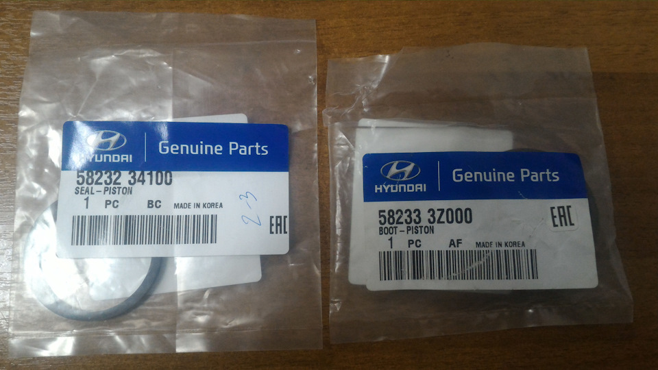 Справа пыльник, слева уплотнительное кольцо. — Hyundai i40. Запчасти на фото: 5823234100, 582333Z000
