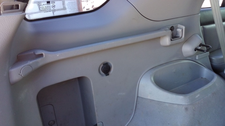 Обшивка дверей киа соренто. Кнопка багажника Киа Соренто 4. Внутренняя ручка на обшивке багажника Hyundai Santa Fe 2013. Крепления обшивки багажника Prius. Крышка дренажного отверстия крышки багажника Санта-Фе.