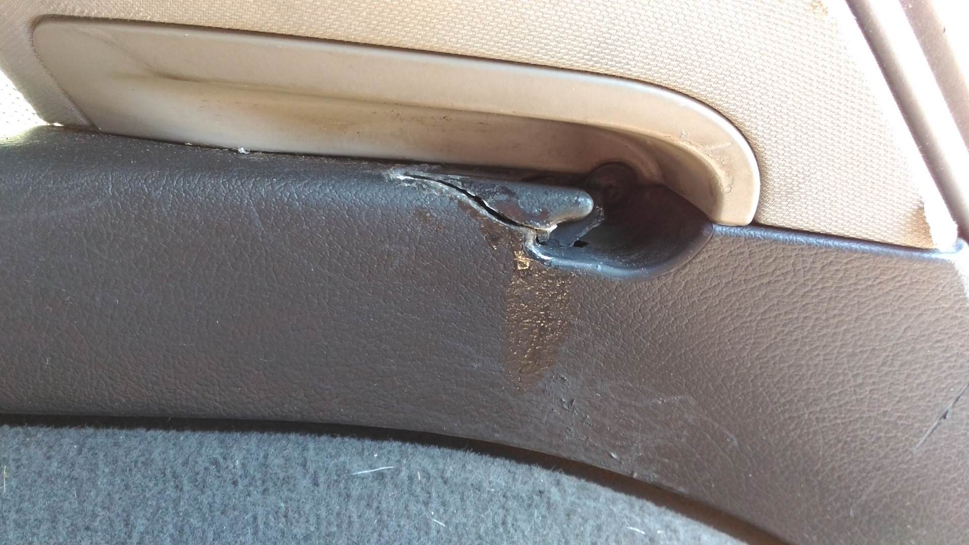 ремонт обшивок авто. ремонт обшивки. ремонт обшивки. подлокотник двери w203. ремонт обшивки.