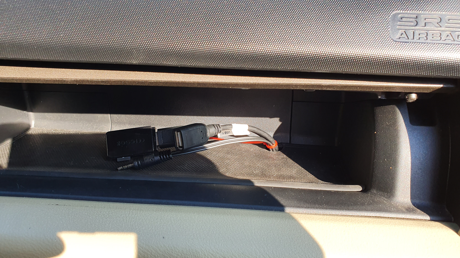 Провод для карты памяти в бардачке приора. Разъем usb в бардачке volvo xc 90. Кобальт 4 позиция в бардачке 2а юсб порта. Vw polo usb разъем. Флешку в бардачке на форд фокус 2.