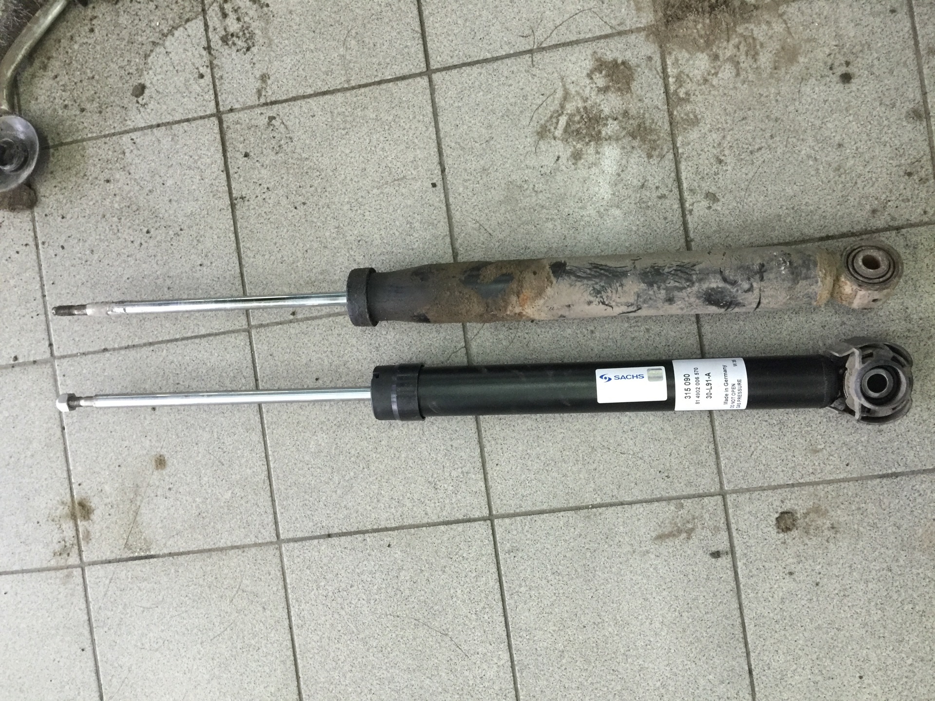 Амортизатор передний фольксваген пассат б5. Кронер амортизаторы отзывы. Passat b7 амортизатор. Passat b7 амортизатор. Амортизатор на passat b6.