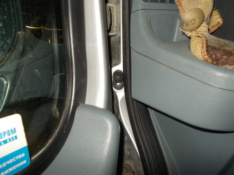 Открыть двери форд транзит. Кнопка для открывания двери Форд Транзит 2006 года. Форд Транзит кнопка открывания задних дверей. Кнопка открывания задней двери Форд Транзит 2008. Датчик закрытия двери на Форд Транзит 2018.