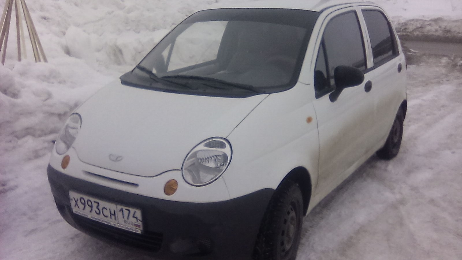 Matiz mx. Автомобиль Дэу Матиз с чёрным бампером. Дэу Матиз с черными бамперами. Автомобиль Дэу Матиз бежевый с чёрным бампером. Дэу Матиз серебристый с черным бампером.