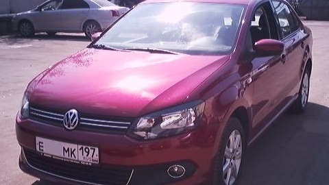 VW Polo sedan вишня