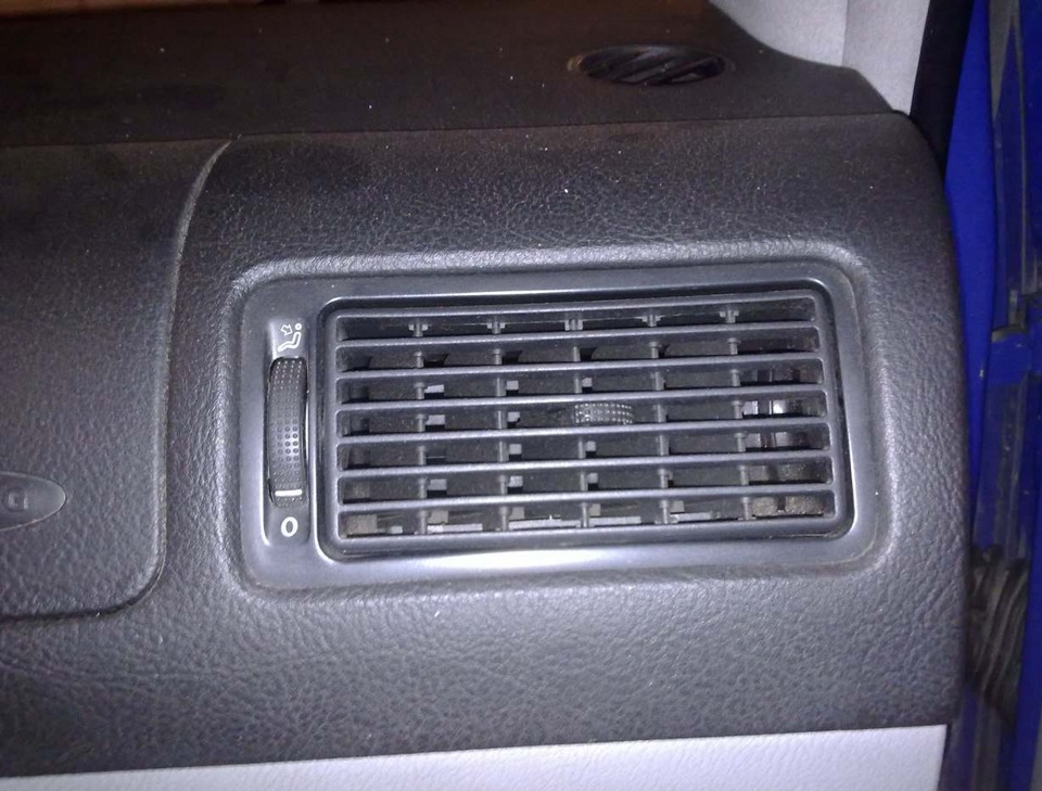 Vw bora воздуховод на торпеде боковые. Воздуховоды фольксваген. Дефлектор центральный пассат сс. Дефлектор воздуховода vw tiguan. Воздуховод фольксваген гольф 6.