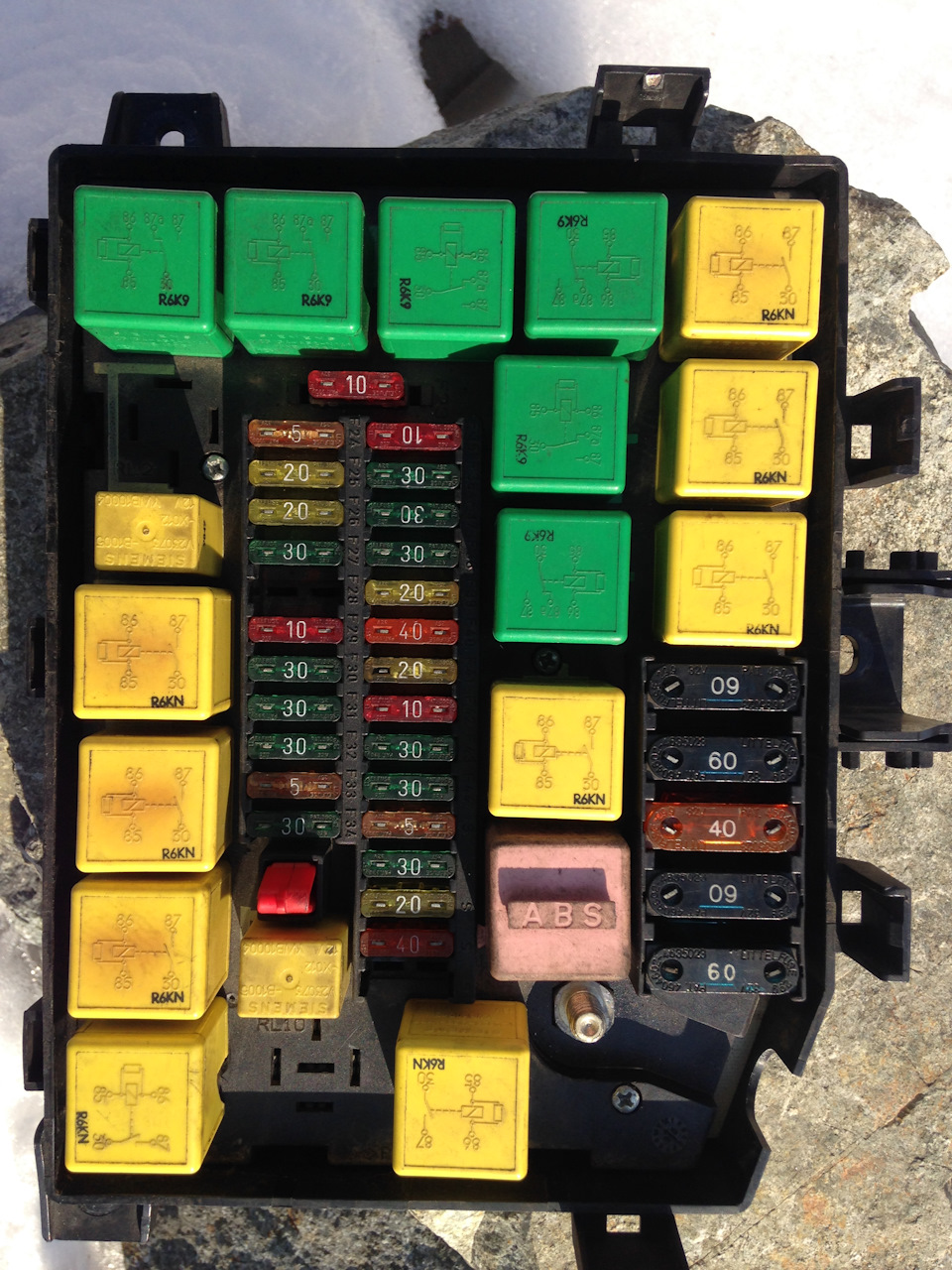 Блок предохранителей range rover l322. Блок предохранителей рендж ровер. Блок предохранителей range rover sport. Блок предохранителе range rover. Предохранитель рендж ровер.