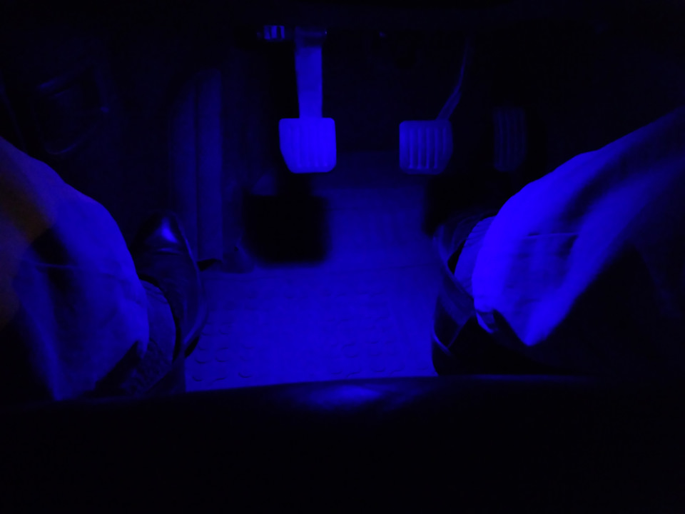 Установка синих диодных лампочек подсветки пола — Volvo V70 III, 2,4 л ...