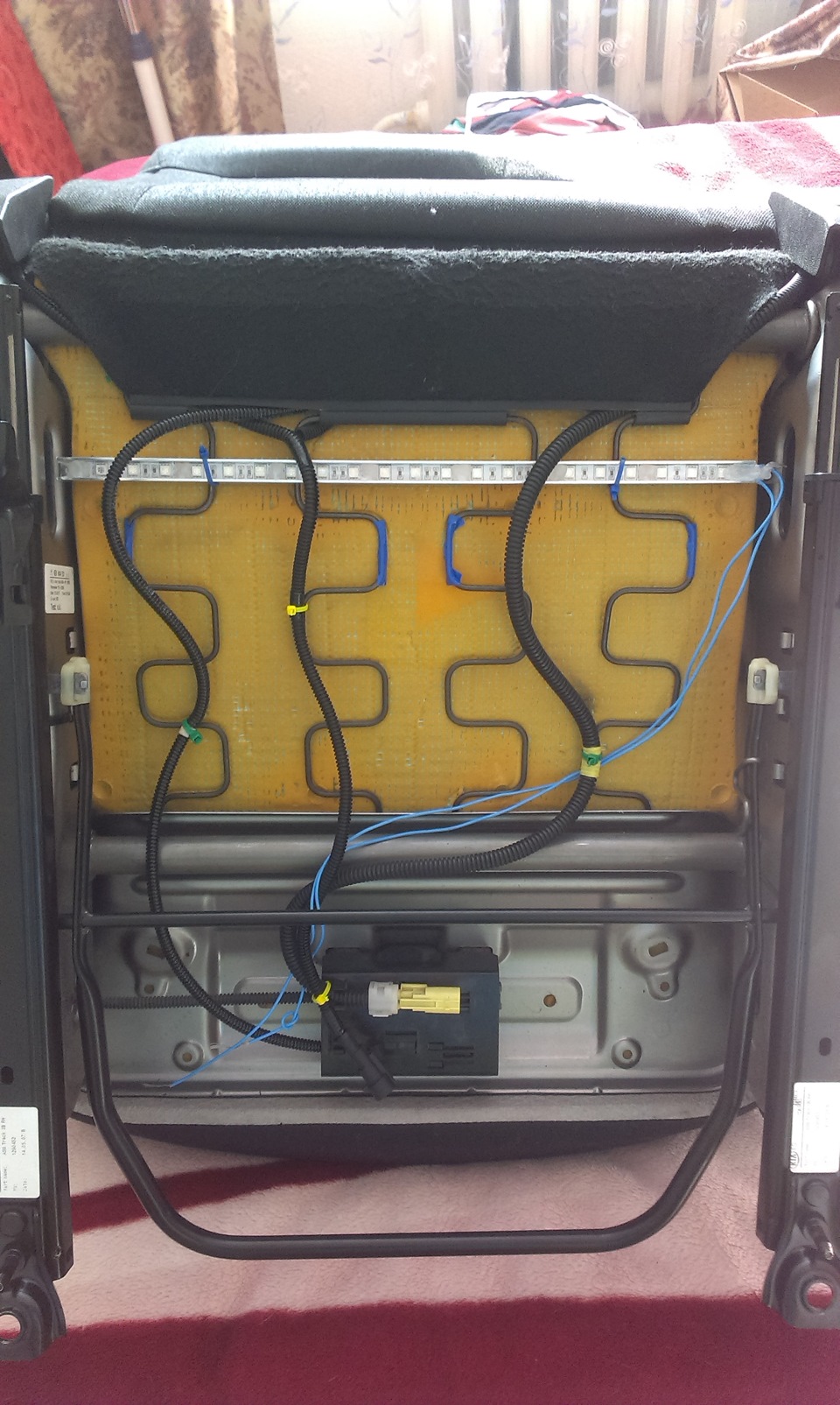 НЭ попа спина соединены параллельно, гофра(тюбинг) и разъём, чтоб всё аккуратно, воткнул ещё подсветку ног пассажира — KIA Ceed (1G)