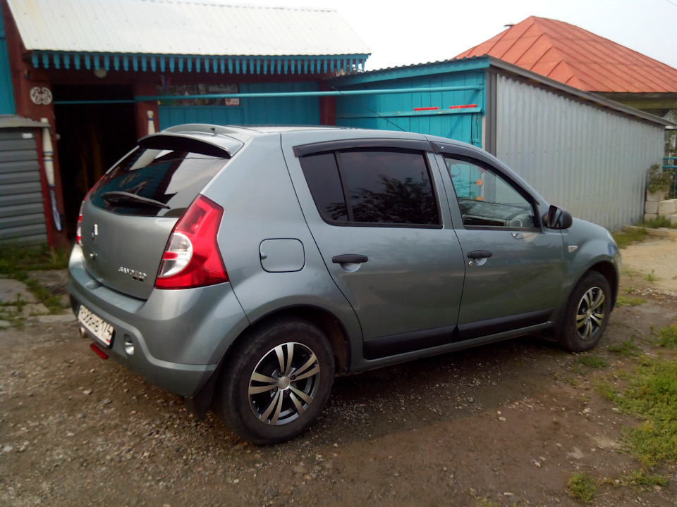 Стекла рено сандеро. Renault Sandero Stepway 2 заднее стекло. Сандеро 2012 задний. Козырек Сандера Рено Сандеро.