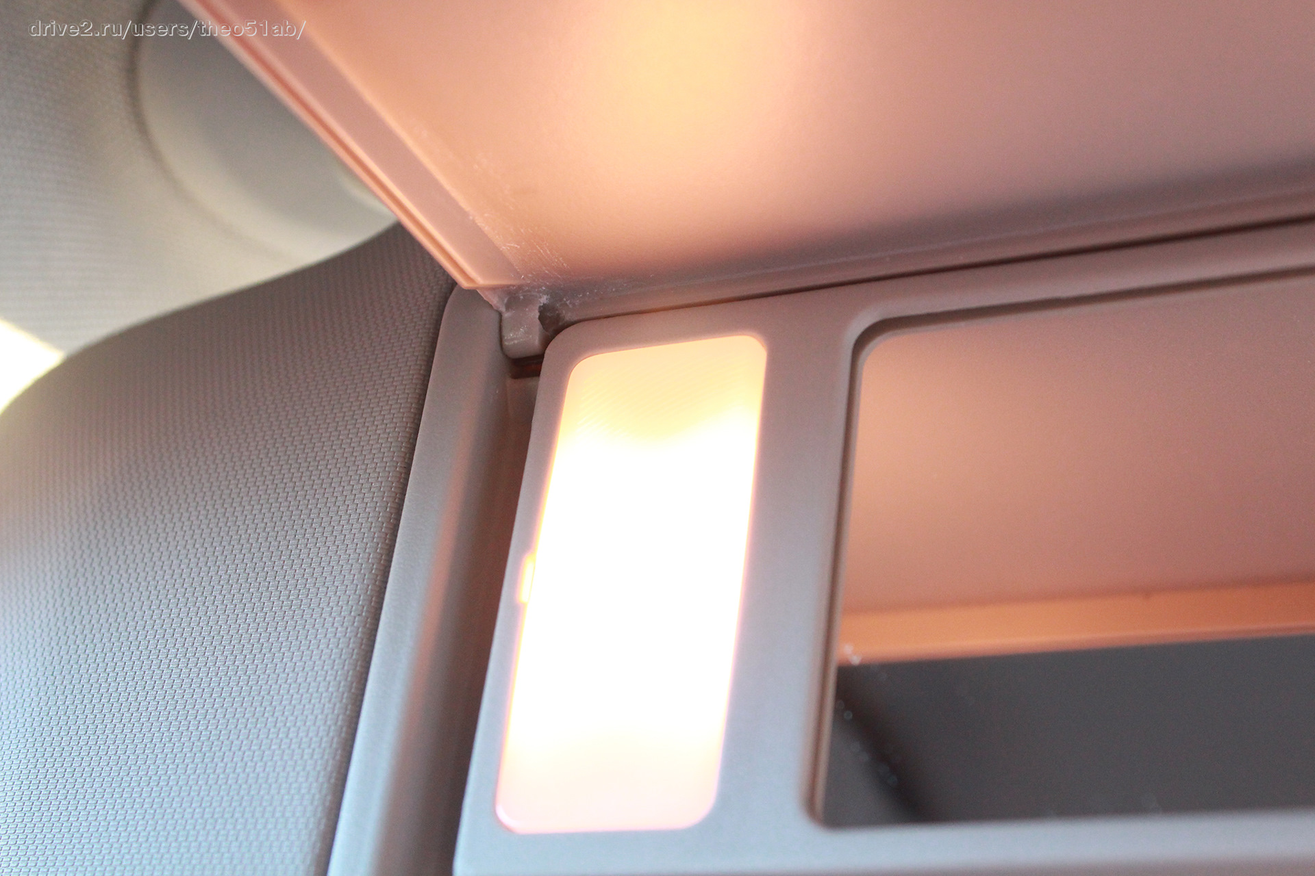 Ремонт крышки зеркала солнцезащитного козырька - Opel Astra J, 1,4 л, 2012 года 