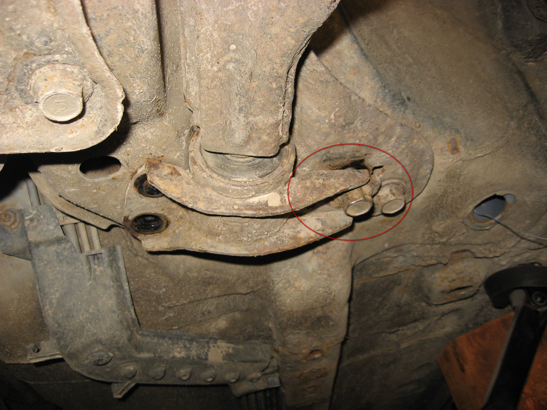 Королла 110 крепление рычага сорвал болт. Закладные для защиты ниссан кашкай. Крепление стабилизатора ваз 2105. Сорваны шпильки крепления защиты двигателя приора. Сорвано крепление.