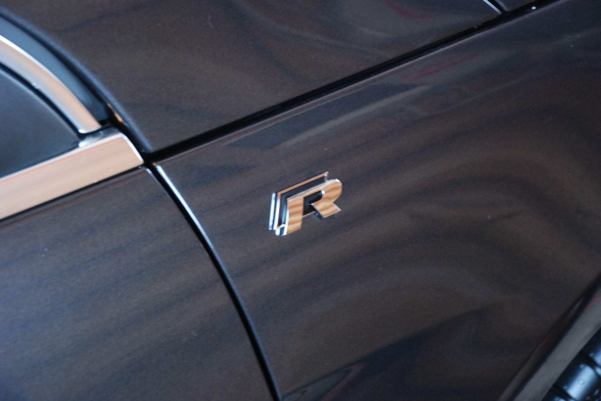 Шильдики r. Passat b8 шильдик на крыло r-line. Шильдик на капот Пассат б8 r line. R шильдик на крыло и дверь.