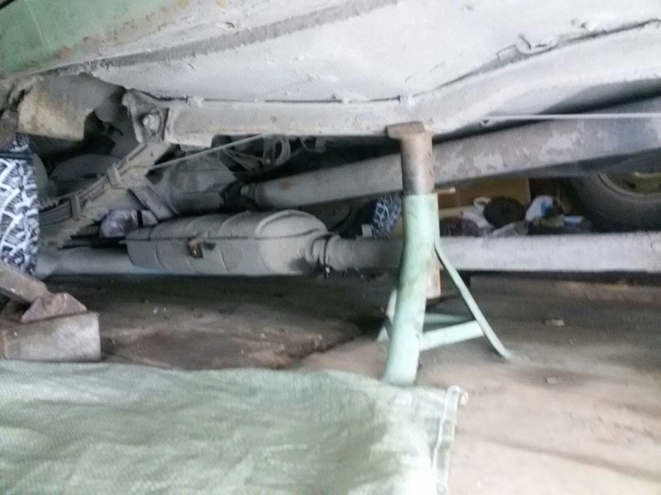 При замене сцепления, для свободного снятия "колокола" необходимо ...