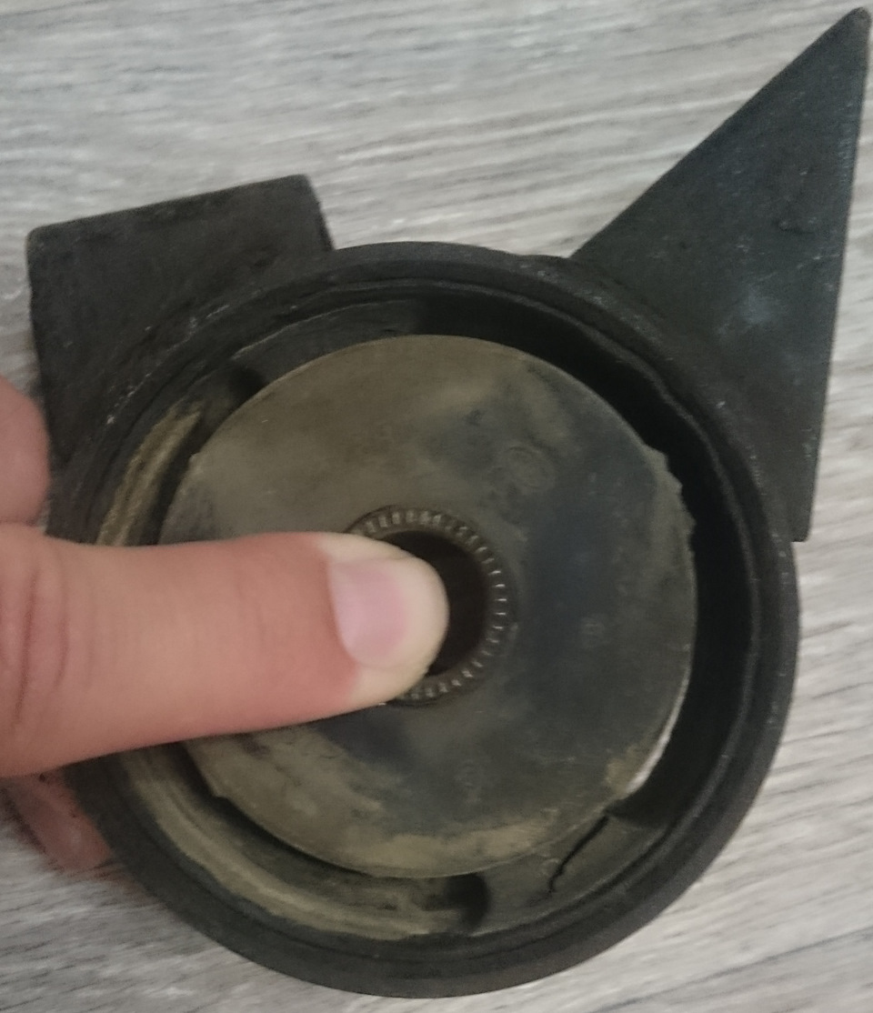 заменить переднюю опору (подушку) двигателя [МКПП] — Hyundai Accent (2G ...