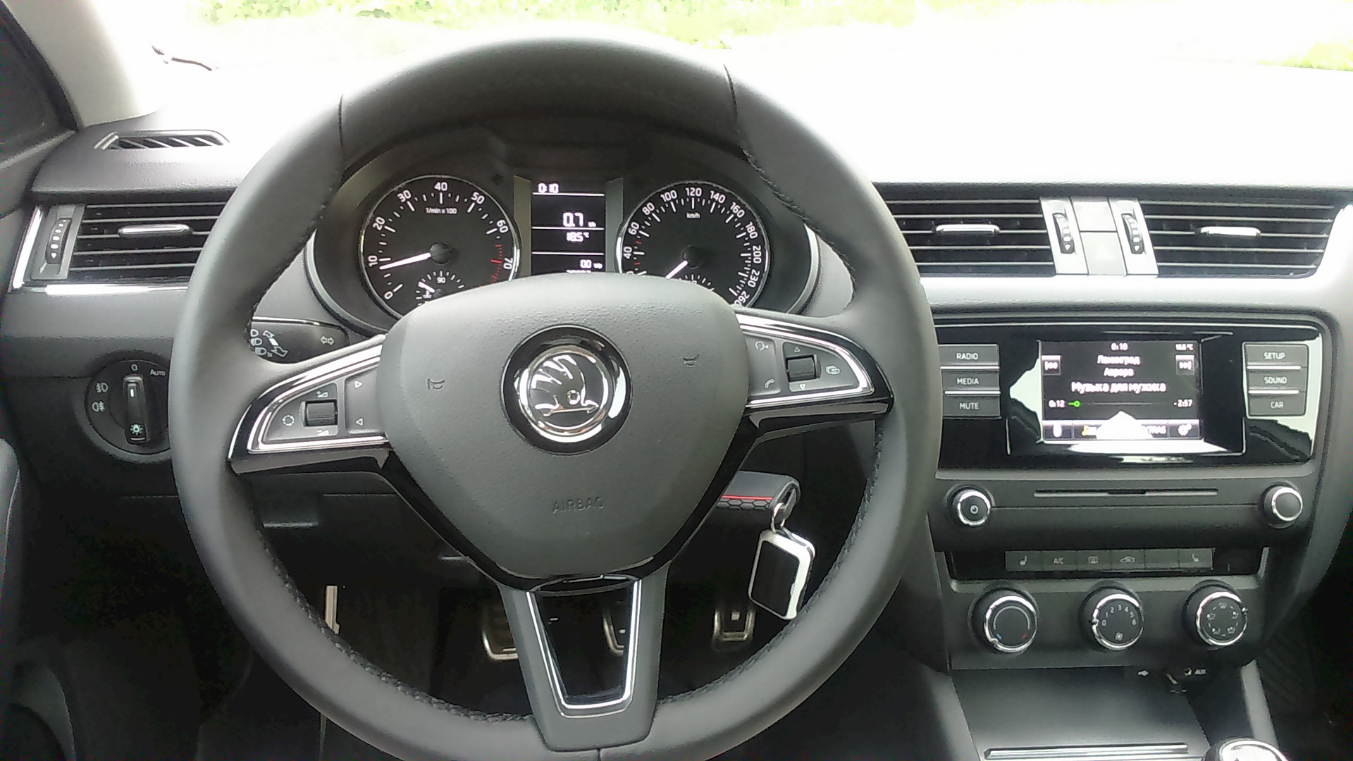 Шкодпюа актавия а7 белая. Система на шкоду а7. Мультимедиа skoda octavia a7. Система на шкоду а7. Škoda octavia scout 2014.