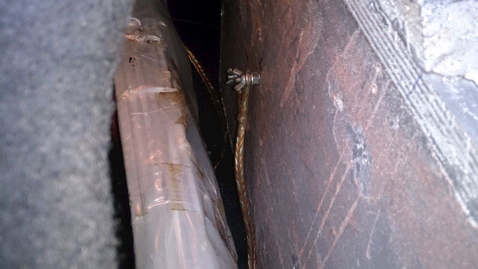 Усилитель (в пленке — потому что практически не используется) и акустические провода к сабу — Opel Astra H