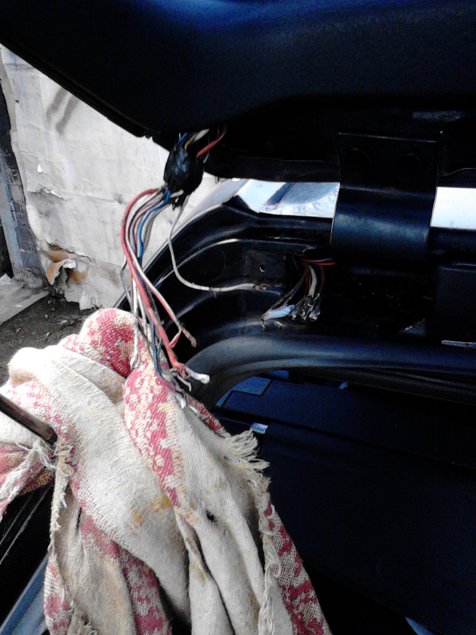 Проводка в крышке багажника. — Audi 80 (B4), 2 л, 1992 года ...