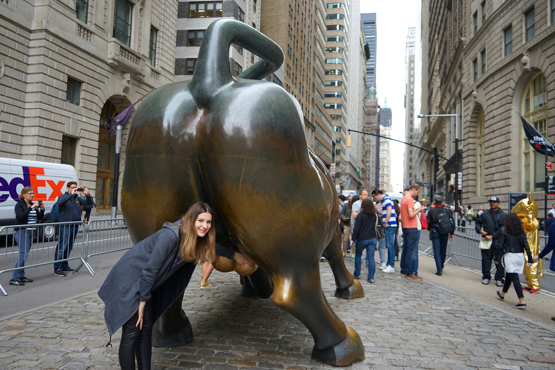 Статуя быка с яйцами в нью йорке