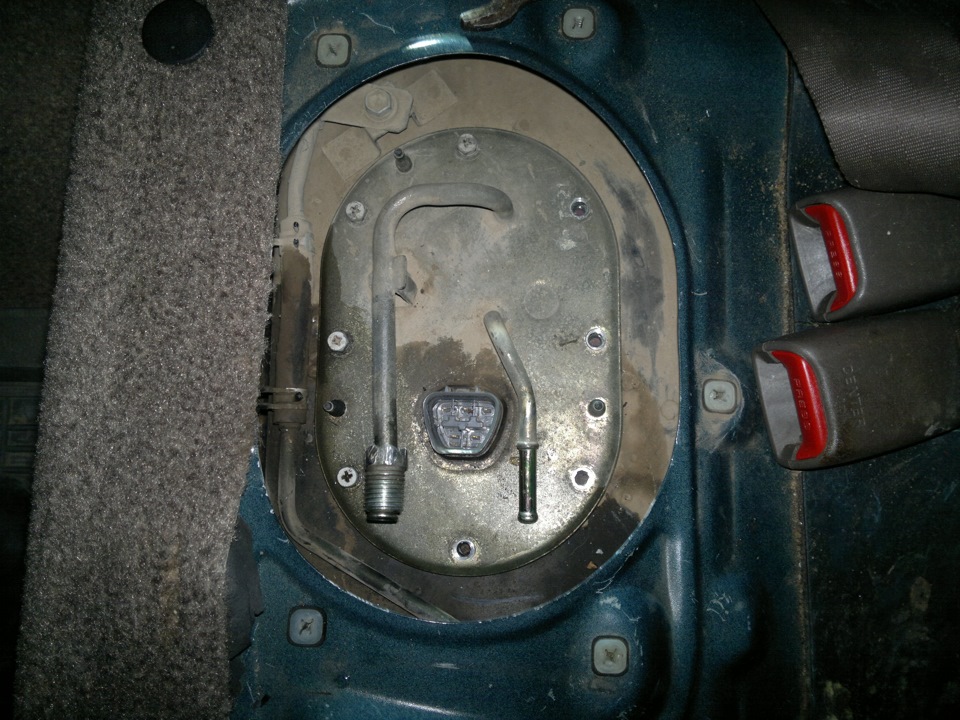 Откручиваем шланги, и сам бензонасос — Toyota Vista (30)