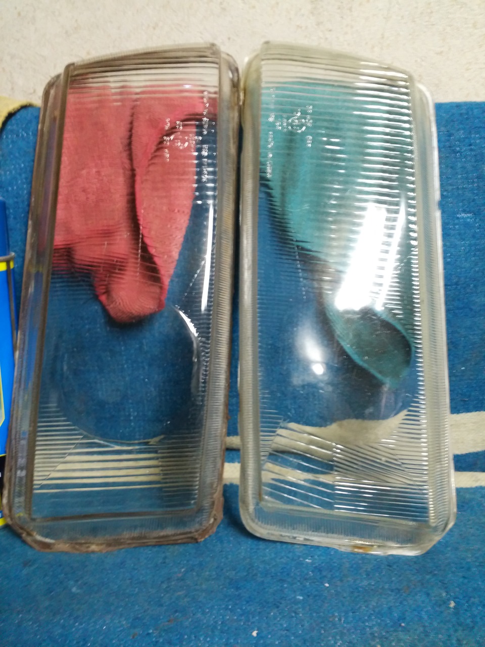 Шлифовка рифленого стекла фар. Полировка стекол фар ваз 2110. Полировка фар под линзу 2109. Шлифовка стекла под линзу. Стекло фары 2110 под линзу.