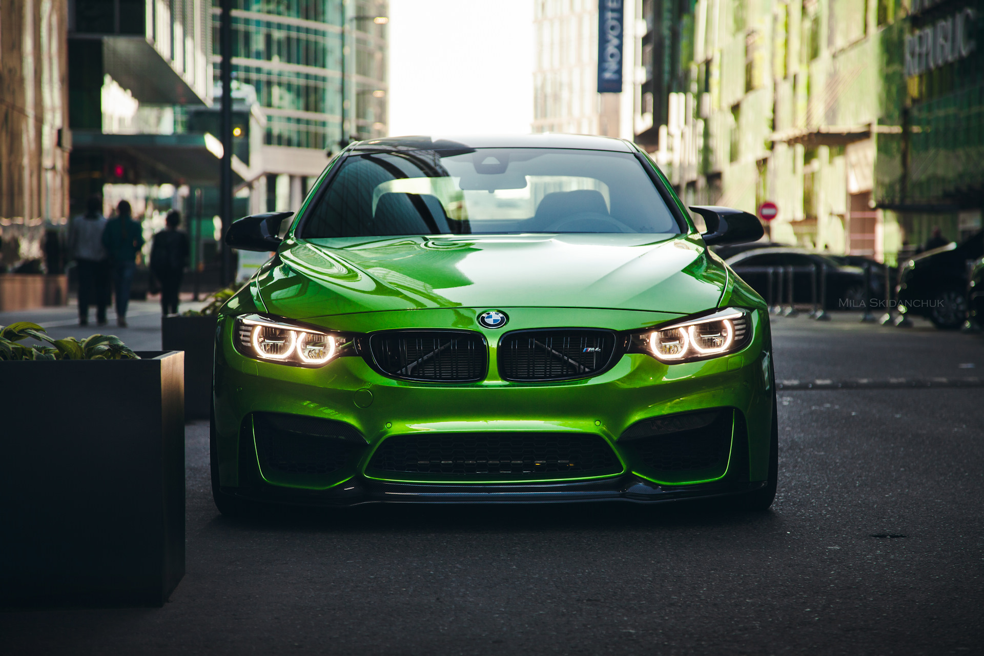 BMW m4 темно зеленая