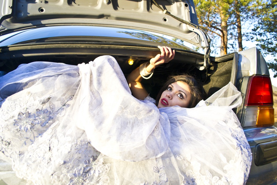 Лакшери герл невеста. Сбежавшая невеста. Сбежавшая невеста машина. Сбежавшая невеста фотосессия. Невеста сбежала со свадьбы.
