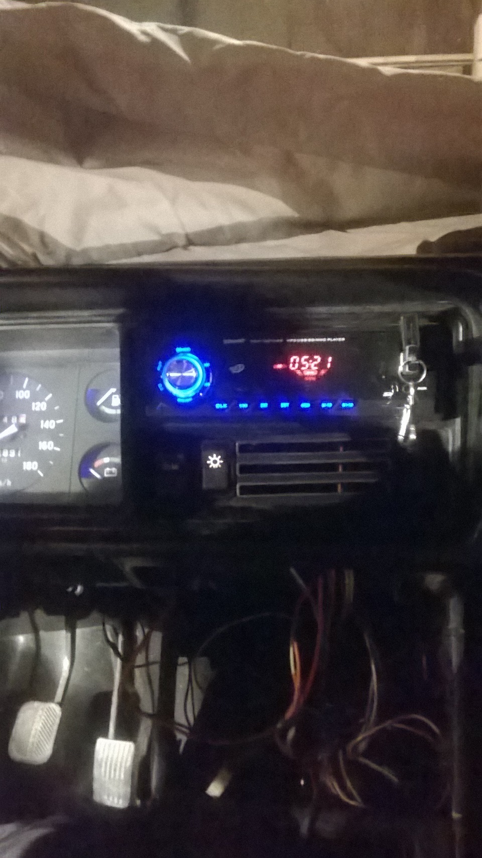 перенес магнитолу и кнопку габарит/свет — Lada 2107, 1,5 л, 1983 года ...